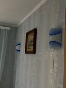 塔塔里夫的住宿－Садиба Диво Квітка，带淋浴的浴室,墙上配有蓝电话