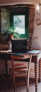 een bureau met een laptop erop bij All'Antico Silbule in Capolona