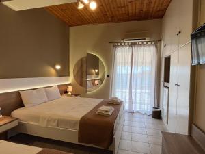 Un pat sau paturi într-o cameră la Island Apartments