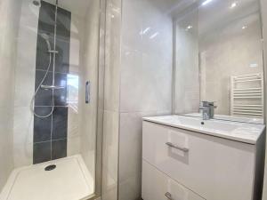 uma casa de banho com um chuveiro, um WC e um lavatório. em Appartement La Baule, 1 pièce, 2 personnes - FR-1-245-107 em La Baule