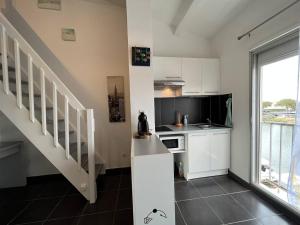 Zdjęcie z galerii obiektu Studio mezzanine 4 couchages, animaux admis, parking sécurisé, proche commerces - FR-1-106-85 w mieście Saint-Cyprien