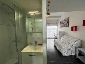 Kúpeľňa v ubytovaní Appartement Saint-Cyprien, 1 pièce, 4 personnes - FR-1-106-85
