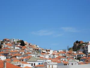 Výhľad na mesto Skopelos alebo výhľad na mesto priamo z penziónu