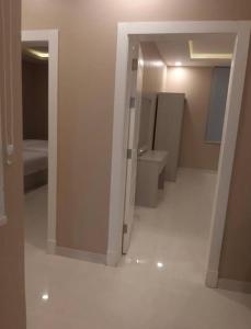 Habitación vacía con baño y dormitorio en دانة القادسية للوحدات السكنية المفروشة en Riad