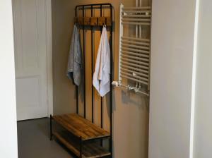 a hallway with a wooden bench next to a door at B&B Vechtzicht in Weesp