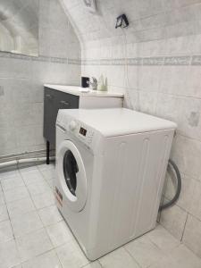 y baño con lavadora y secadora blancas. en Appartement terasse, en Saint-Maur-des-Fossés