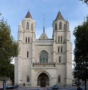 una gran iglesia con dos torres en una calle en Les Cieux de Bourgogne, en Dijon