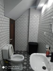 Thalassa Home Comfort في بيترا: حمام مع مرحاض ومغسلة