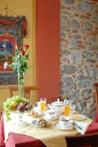 uma mesa com comida e um vaso de flores em Hotel Ristorante del Peso em San Michele Mondovì