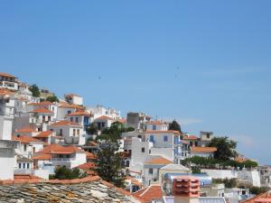 Výhľad na mesto Skopelos alebo výhľad na mesto priamo z penziónu