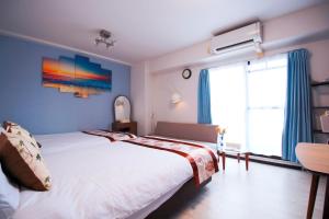 Postel nebo postele na pokoji v ubytování HOTEL AARON通天西