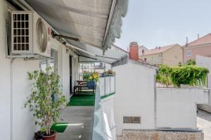 Bilde i galleriet til Spacious apartment w three balconies and parking i Split