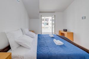 Tempat tidur dalam kamar di Spacious apartment w three balconies and parking