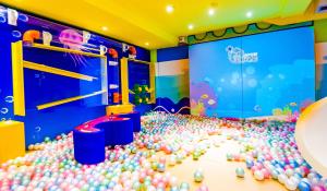 uma sala cheia de bolas em Have Fun Hotel em Luodong