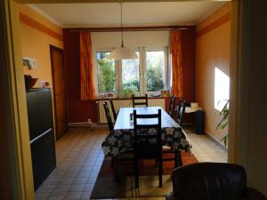 een keuken en eetkamer met een tafel en stoelen bij Feel at home in Leuven in Leuven