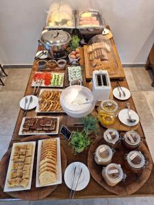 Evita's Resort في بوروس: طاولة مع مجموعة من الأنواع المختلفة من الطعام