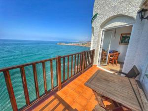 balcón con mesa y vistas al océano en Apartamento en acantilado con wifi y aire acondicionado, en Sitges