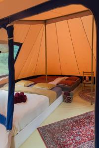 Katil atau katil-katil dalam bilik di Luxe tent Kruimeltje