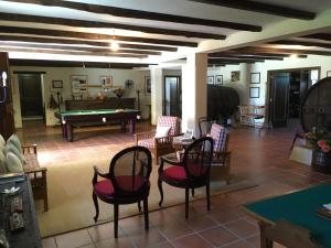 uma sala de estar com mesa de bilhar e cadeiras em Casa do Rocio 