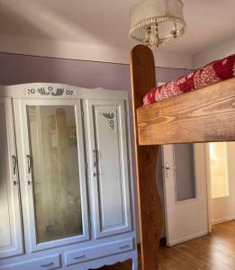 Habitación con cama, armario y lámpara de araña. en La reis entursuo, en Frassino