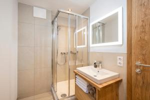 een badkamer met een wastafel en een douche bij Apartments Untersüßgut Eben in Eben im Pongau