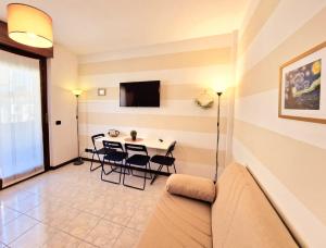 ein Wohnzimmer mit einem Sofa und einem Tisch in der Unterkunft Puccio Home Stadio - City Center in Verona