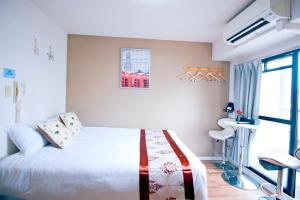 Postel nebo postele na pokoji v ubytování HOTEL AARON通天西