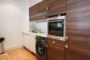 une cuisine avec lave-linge, lave-linge et sèche-linge dans l'établissement Spacious 2 bedroom apartment, à Édimbourg