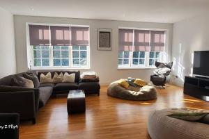 Sala de estar con 2 sofás y TV en Spacious 2 bedroom apartment en Edimburgo