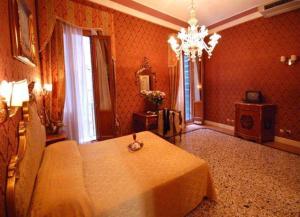sala de estar con mesa y lámpara de araña en Residenza Hotel San Maurizio en Venecia