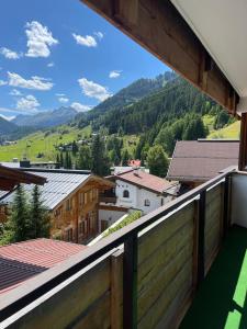 einen Balkon mit Bergblick in der Unterkunft Henry's in Sankt Anton am Arlberg