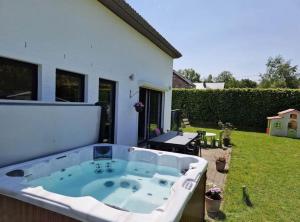 a hot tub in the backyard of a house at Chambre London proche du circuit in Spa