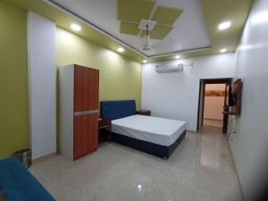 Postel nebo postele na pokoji v ubytování Hotel Maheshwar Darshan + 9 fotografií