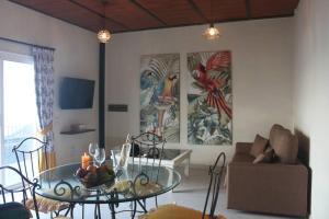 uma sala de estar com uma mesa de vidro e um sofá em Casa Los Bernales em Las Indias