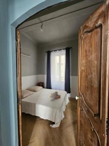 a bedroom with a bed and a large mirror at Blue Note Home, Port Vieux, Parking, Crew, Couple in La Ciotat
