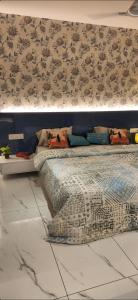 トリバンドラムにあるElegant-cozy studio Apartmentのベッドルーム1室(ベッド1台付)、花の壁