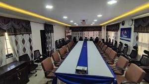 a conference room with a long table and chairs at S2A apparts in Lomé