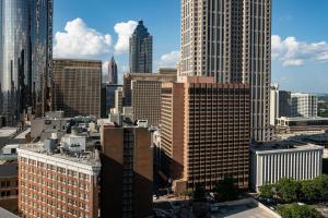 Blick auf die Skyline der Stadt mit hohen Gebäuden in der Unterkunft The Ritz-Carlton Atlanta in Atlanta