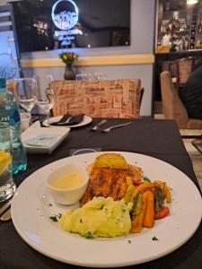 un piatto di alimenti con carne e verdure su un tavolo di Sasavona Boutique Hotel a Polokwane