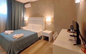 Postel nebo postele na pokoji v ubytování Hotel Cecina Beach