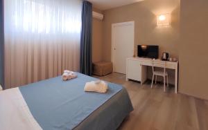 Postel nebo postele na pokoji v ubytování Hotel Cecina Beach