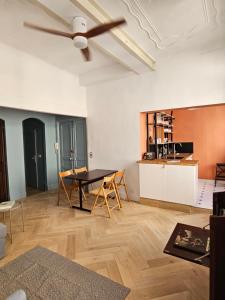 - un salon avec une table et un ventilateur de plafond dans l'établissement Blue Note Home, Cosy, Port Vieux, à La Ciotat