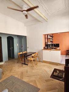 a living room with a table and a ceiling fan at Blue Note Home, Cosy, Port Vieux in La Ciotat