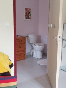 La salle de bains est pourvue de toilettes et d'un lavabo. dans l'établissement La Valette, à Ménil-Hubert-sur-Orne