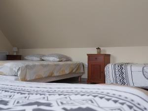 - une chambre avec 2 lits et une commode dans l'établissement La Valette, à Ménil-Hubert-sur-Orne