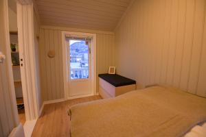 En eller flere senger på et rom på Historic Arctic Villa