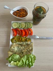 un plato de comida con verduras en una mesa en Forêt appartement, en Tánger