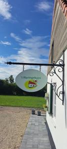 波珀靈厄的住宿－'t Haringehuys，挂在建筑物边的标志