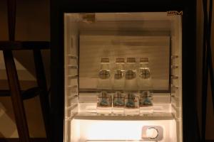 Eine Kühlschranktür ist mit Getränken geöffnet. in der Unterkunft Kruja Albergo Diffuso , Inside Kruja Castle in Kruja