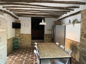 a kitchen and dining room with a table and chairs at Casa Genilla in Priego de Córdoba